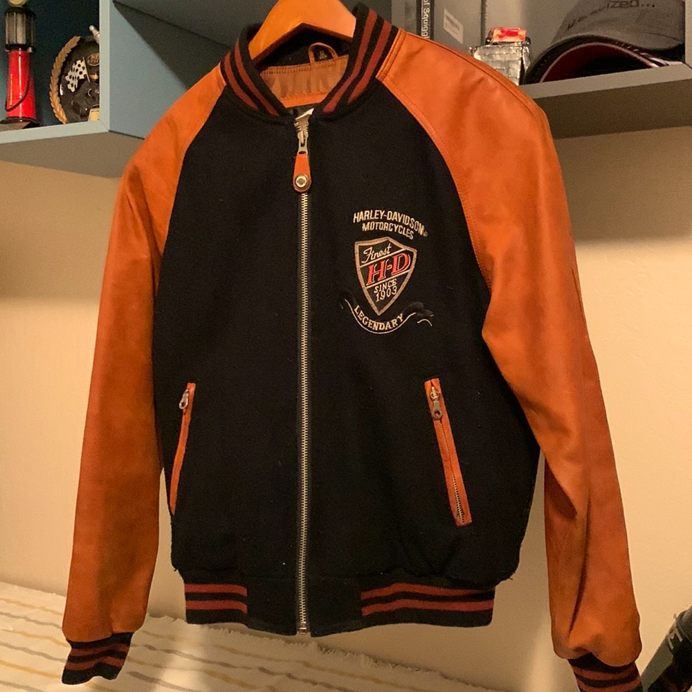Harley Davidson bomber jacket size Small. Mostly leather.